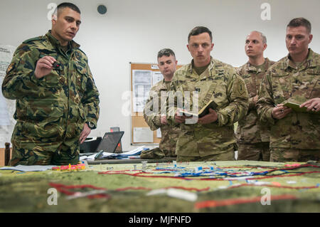 Le Lieutenant-colonel bulgare Ivaylo Ivanov (à gauche), commandant du bataillon du 42e Bataillon d'infanterie mécanisée, Yambol, Bulgarie, discute les échéanciers et les objectifs essentiels de la mission de haut Le leadership des États-Unis de la société B, 1er Bataillon, 18e Régiment d'infanterie, 2ème Armored Brigade Combat Team, 1re Division d'infanterie, de Fort Riley, Kansas, à la zone d'entraînement Novo Selo, Bulgarie, le 21 mars 2018. Les deux forces alliées ont participé à deux jours de formation conjointe exercer sous le commandement et le contrôle des lieutenant-colonel bulgare Ivanov. (U.S. Army Banque D'Images