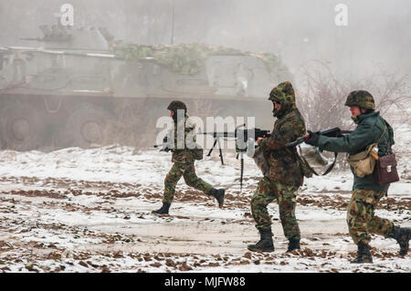 Un bulgare BTR-60 véhicule de transport de troupes et les soldats affectés à la 42e Bataillon d'infanterie mécanisée, Yambol, Bulgarie, la configuration d'un périmètre de défense autour de l'un des principaux objectifs de formation partenariat avec point au cours des soldats américains affectés à la Compagnie B, 1er Bataillon, 18e Régiment d'infanterie, 2e Brigade blindée, l'équipe de combat de la 1ère Division d'infanterie, de Fort Riley, Kansas, à la zone d'entraînement Novo Selo, Bulgarie, le 23 mars 2018. Les deux forces alliées ont participé à deux jours de formation conjointe exercer sous le commandement et le contrôle des lieutenant-colonel Bulgare Ivaylo Ivanov, commandant de bataillon de la 4 Banque D'Images