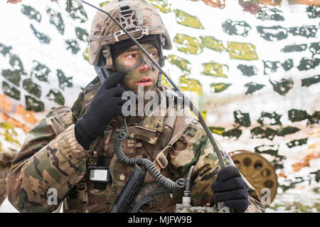 Le sergent américain. Nicholas Harris, un chef d'équipe affectée à la Compagnie B, 1er Bataillon, 18e Régiment d'infanterie, 2e Brigade blindée, l'équipe de combat de la 1ère Division d'infanterie, de Fort Riley, Kansas, radios instructions pour le passage à un commandant Bradley pendant la formation de partenariat avec soldats bulgares affecté à la 42e Bataillon d'infanterie mécanisée, Yambol, Bulgarie, au secteur d'entraînement de Novo Selo, Bulgarie, le 23 mars 2018. Les deux forces alliées ont participé à deux jours de formation conjointe exercer sous le commandement et le contrôle des lieutenant-colonel Bulgare Ivaylo Ivanov, commandant de bataillon de la 42e Mech Banque D'Images