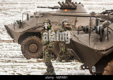 Soldats bulgares affecté à la 42e Bataillon d'infanterie mécanisée, Yambol, Bulgarie, mis sur l'équipement de protection chimique due à une simulation d'attaques au gaz au cours de la formation de partenariats avec des soldats américains affectés à la Compagnie B, 1er Bataillon, 18e Régiment d'infanterie, 2e Brigade blindée, l'équipe de combat de la 1ère Division d'infanterie, de Fort Riley, Kansas, à la zone d'entraînement Novo Selo, Bulgarie, le 23 mars 2018. Les deux forces alliées ont participé à deux jours de formation conjointe exercer sous le commandement et le contrôle des lieutenant-colonel Bulgare Ivaylo Ivanov, commandant de bataillon de la 42e infanterie mécanisée Battali Banque D'Images
