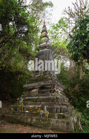 Vieux et de stupa de pierre à la base du Mont Phousi (Phou Si, Phusi, Phu Si) à Luang Prabang, Laos. Banque D'Images