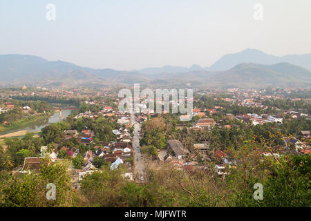 La ville de Luang Prabang au Laos vue d'en haut du Mont Phousi (Phou Si, Phusi, Phu Si) sur une journée ensoleillée. Banque D'Images