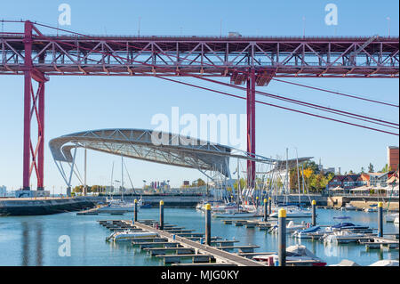 Lisbonne, Portugal - 26 Nov 2013 : quais à Santo Amaro 24 avril bridge en arrière-plan à la lumière du jour Banque D'Images