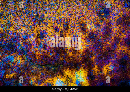 Surface en acier rouillé fortement colorés avec des fissures trouvées sur les tambours à huile abandonnés à Singapour. Banque D'Images