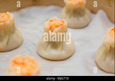 Crevettes cuites à la vapeur dans une boulette taiwanais Shaomai panier de bambou Banque D'Images