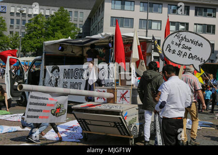 Darmstadt, Allemagne. 04 mai, 2018. Un petit réservoir en bois fait partie de la marche de protestation. Les réfugiés et les militants ont défilé à Darmstadt, pour protester contre la déportation des réfugiés, qu'ils voient leur pays d'origine comme n'étant pas enregistrer. L'occasion est l'ouverture récente d'un centre d'expulsion de Darmstadt, qui est le premier dans l'état de Hesse. Crédit : Michael Debets/Pacific Press/Alamy Live News Banque D'Images