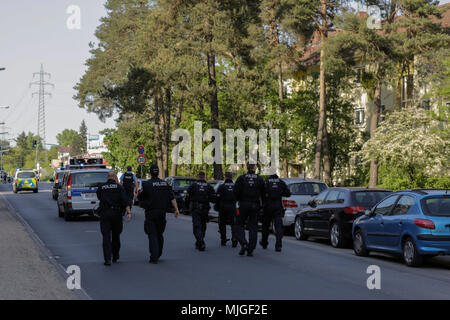 Darmstadt, Allemagne. 04 mai, 2018. Des agents de police escortent les mars à Darmstadt. Les réfugiés et les militants ont défilé à Darmstadt, pour protester contre la déportation des réfugiés, qu'ils voient leur pays d'origine comme n'étant pas enregistrer. L'occasion est l'ouverture récente d'un centre d'expulsion de Darmstadt, qui est le premier dans l'état de Hesse. Crédit : Michael Debets/Pacific Press/Alamy Live News Banque D'Images