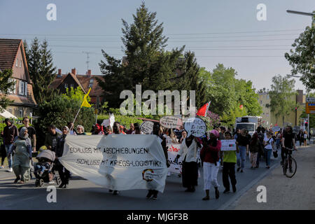 Darmstadt, Allemagne. 04 mai, 2018. Mars manifestants avec banderoles et des enseignes en Darmstadt. Les réfugiés et les militants ont défilé à Darmstadt, pour protester contre la déportation des réfugiés, qu'ils voient leur pays d'origine comme n'étant pas enregistrer. L'occasion est l'ouverture récente d'un centre d'expulsion de Darmstadt, qui est le premier dans l'état de Hesse. Crédit : Michael Debets/Pacific Press/Alamy Live News Banque D'Images