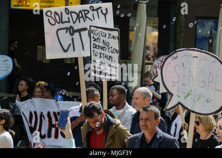 Darmstadt, Allemagne. 04 mai, 2018. Mars manifestants avec banderoles et des enseignes en Darmstadt. Les réfugiés et les militants ont défilé à Darmstadt, pour protester contre la déportation des réfugiés, qu'ils voient leur pays d'origine comme n'étant pas enregistrer. L'occasion est l'ouverture récente d'un centre d'expulsion de Darmstadt, qui est le premier dans l'état de Hesse. Crédit : Michael Debets/Pacific Press/Alamy Live News Banque D'Images