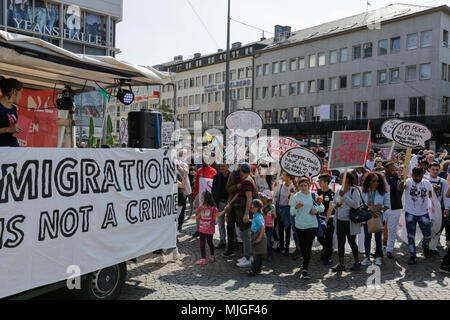 Darmstadt, Allemagne. 04 mai, 2018. Mars manifestants avec banderoles et des enseignes en Darmstadt. Les réfugiés et les militants ont défilé à Darmstadt, pour protester contre la déportation des réfugiés, qu'ils voient leur pays d'origine comme n'étant pas enregistrer. L'occasion est l'ouverture récente d'un centre d'expulsion de Darmstadt, qui est le premier dans l'état de Hesse. Crédit : Michael Debets/Pacific Press/Alamy Live News Banque D'Images
