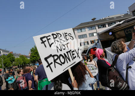 Darmstadt, Allemagne. 04 mai, 2018. Un manifestant est titulaire d'un signe qui indique 'Pas'. Façade Ferries Les réfugiés et les militants ont défilé à Darmstadt, pour protester contre la déportation des réfugiés, qu'ils voient leur pays d'origine comme n'étant pas enregistrer. L'occasion est l'ouverture récente d'un centre d'expulsion de Darmstadt, qui est le premier dans l'état de Hesse. Crédit : Michael Debets/Pacific Press/Alamy Live News Banque D'Images
