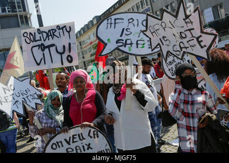 Darmstadt, Allemagne. 04 mai, 2018. Se manifestant par des panneaux à l'ouverture de rallye. Les réfugiés et les militants ont défilé à Darmstadt, pour protester contre la déportation des réfugiés, qu'ils voient leur pays d'origine comme n'étant pas enregistrer. L'occasion est l'ouverture récente d'un centre d'expulsion de Darmstadt, qui est le premier dans l'état de Hesse. Crédit : Michael Debets/Pacific Press/Alamy Live News Banque D'Images