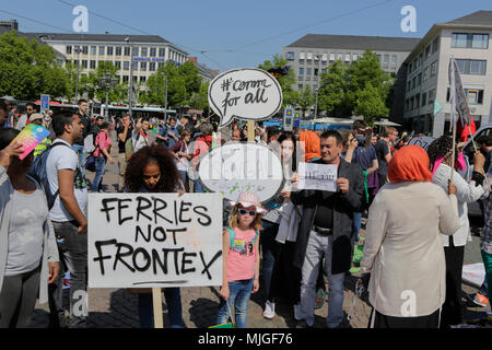 Darmstadt, Allemagne. 04 mai, 2018. Se manifestant par des panneaux à l'ouverture de rallye. Les réfugiés et les militants ont défilé à Darmstadt, pour protester contre la déportation des réfugiés, qu'ils voient leur pays d'origine comme n'étant pas enregistrer. L'occasion est l'ouverture récente d'un centre d'expulsion de Darmstadt, qui est le premier dans l'état de Hesse. Crédit : Michael Debets/Pacific Press/Alamy Live News Banque D'Images
