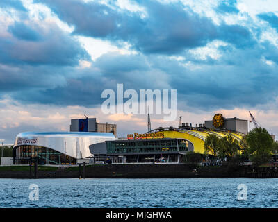 Théâtre an der Elbe (à gauche) et le Theater im Hafen Hamburg - deux théâtres moderne spécialisée dans les comédies musicales sur l'Elbe, Hambourg - TheaterTourism Banque D'Images