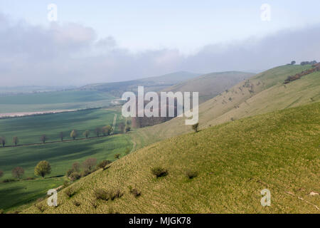 Compensation de la craie des bas brouillard de pente d'escarpe Pewsey Vale, près de Knap Hill, Alton Barnes, Wiltshire, England, UK Banque D'Images