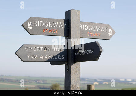 Sentier de grande Ridgeway sur des panneaux de direction Hackpen Hill, Wiltshire, England, UK Banque D'Images