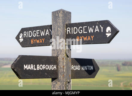 Sentier de grande Ridgeway sur des panneaux de direction Hackpen Hill, Wiltshire, England, UK Banque D'Images