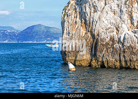 Vue spectaculaire de falaises et Littoral sur l'île de Capri, Italie Banque D'Images