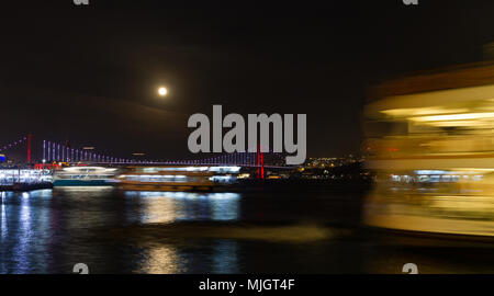 Super Blue Blood Moon sur le détroit du Bosphore, la Ville d'Istanbul, Turquie Banque D'Images