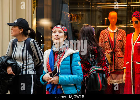 Moscou, Fédération de Russie - 30 avril, 2018 Les femmes étrangères les touristes à pied autour de la maison de commerce de la gomme. Banque D'Images