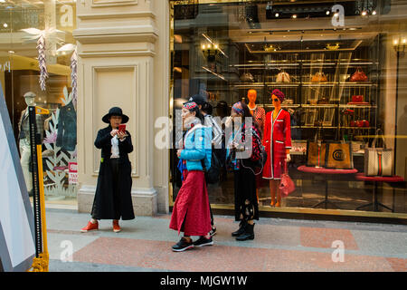 Moscou, Fédération de Russie - 30 avril, 2018 Les femmes étrangères les touristes à pied autour de la maison de commerce de la gomme. Banque D'Images