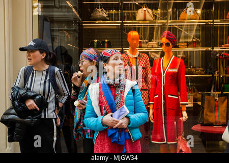 Moscou, Fédération de Russie - 30 avril, 2018 Les femmes étrangères les touristes à pied autour de la maison de commerce de la gomme. Banque D'Images