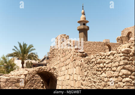 Aqaba, al-ʻAqabah , 'l'Obstacle est un ville côtière située à l'extrémité nord-est de la Mer Rouge. Aqaba est la plus grande ville sur le golfe de Banque D'Images