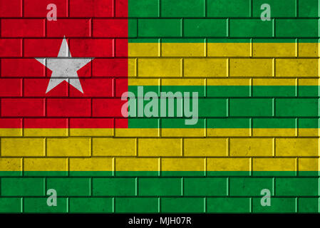 Drapeau Togo peint sur un mur de briques Banque D'Images