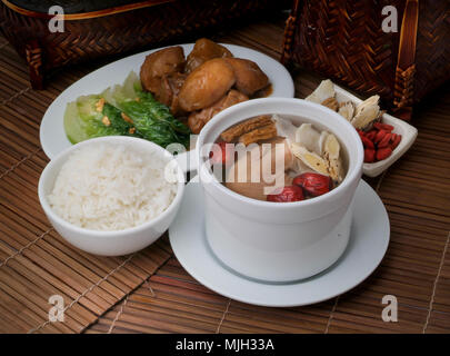 Soupe au poulet avec le ginseng, food asia Banque D'Images