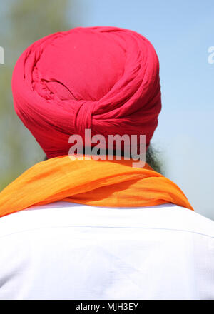 Senior man with turban sur la tête et chemise blanche Banque D'Images