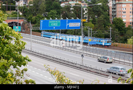 Solna, Suède - le 28 juillet 2016 : l'Stocksund des ponts avec numéro de la route E18 et la ligne de train Roslagsbanan, au nord de Stockholm. Banque D'Images