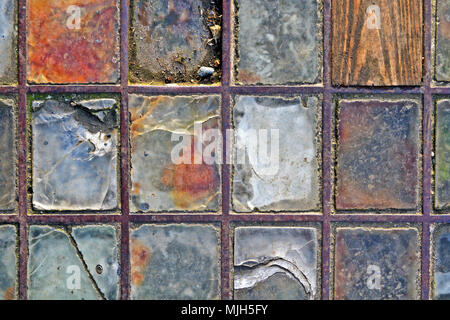 Un puits de la chaussée ; ébréché, fissuré et usé par de nombreuses années d'utilisation intensive. Banque D'Images