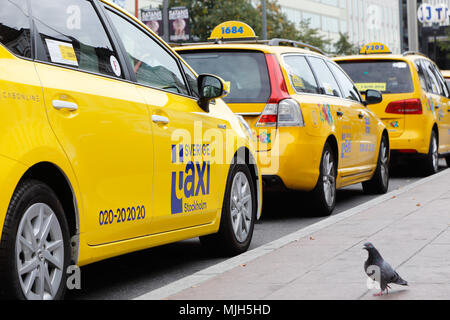 Stockholm, Suède - le 25 septembre 2016 : Une rangée de taxis jaunes garés à la station de taxis à l'extérieur de la gare centrale de Stockholm. Banque D'Images