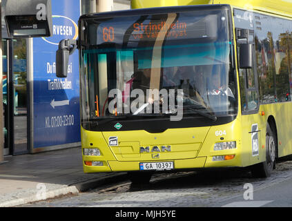 Trondheim, Norvège - 30 septembre 2016 : les gens et un autobus de la ville à la ligne 60 en service pour l'ATB arrêtés à la station de bus près de la centrale de Trondheim stati Banque D'Images