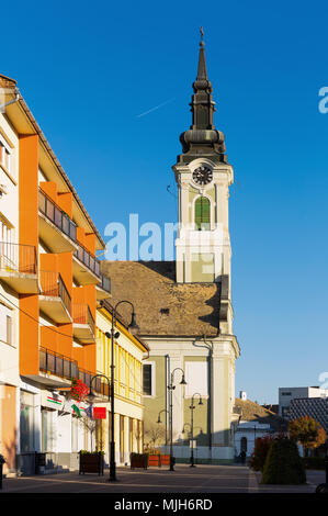 Rues de la région de Baja rues avec de l'Église Saints Pierre et Paul, Hongrie Banque D'Images