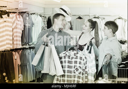 De la famille les consommateurs ont acheté une nouvelle armoire dans un magasin de vêtements Banque D'Images