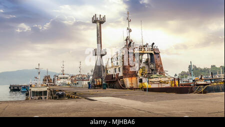 Le port de Port Blair Inde Andaman avec vue sur des navires de transport de grues et d'un bateau rouillé vintage à l'arsenal. Banque D'Images