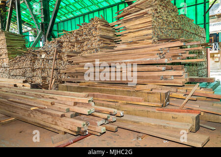 Planches en bois empilé dans l'entrepôt de Chatham scierie à Port Blair, Andaman en Inde. Banque D'Images