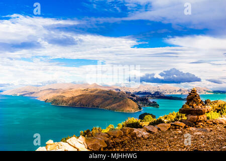 Vue sur paysage à distance sur l'Isla del Sol par le lac Titicaca - Bolivie Banque D'Images