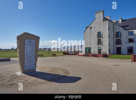 À la recherche vers le bas pour le 1er tee et starters hut à partir de la pratique et un vert de Carnoustie Golf Links, Carnoustie, Angus, Scotland. Banque D'Images