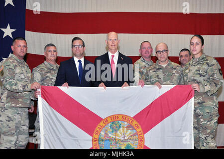 Gouverneur Rick Scott a rejoint la garde nationale de Floride, les chefs et les membres de la 260e déploiement Déploiement du renseignement militaire au cours d'une cérémonie de départ aujourd'hui à Miami. Ils seront déployés pour aider le commandement central américain à l'appui de l'opération inhérents résoudre. Banque D'Images