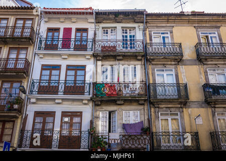 Maisons de village sur la Rua de Cimo de Vila street dans la ville de Porto sur la péninsule ibérique, deuxième plus grande ville du Portugal Banque D'Images