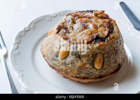 Turkish perde Pilavi / Drape avec pilaf poulet, amandes et raisins secs / Pilav. La nourriture traditionnelle. Banque D'Images