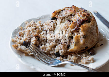 Turkish perde Pilavi / Drape avec pilaf poulet, amandes et raisins secs / Pilav. La nourriture traditionnelle. Banque D'Images