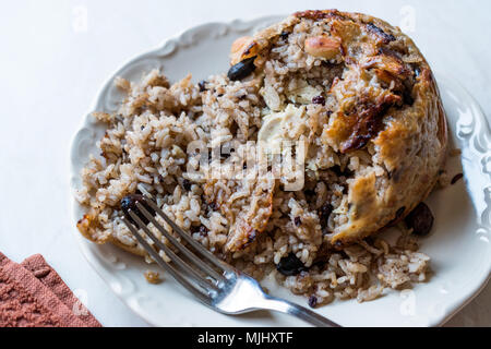 Turkish perde Pilavi / Drape avec pilaf poulet, amandes et raisins secs / Pilav. La nourriture traditionnelle. Banque D'Images