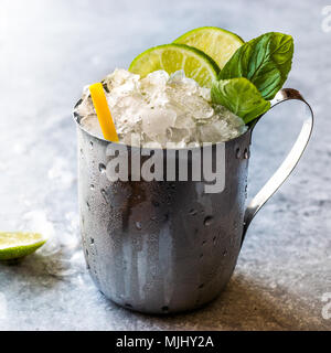 Moscow Mule Cocktail avec de la chaux, de feuilles de menthe et de la glace concassée dans la coupe du métal. Boisson d'été. Banque D'Images