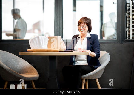 Business Woman working in the Bakery Shop Banque D'Images