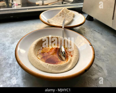 L'hummus classique avec sauce au beurre frit Pain pita et servi au Restaurant / Humus. La nourriture traditionnelle. Banque D'Images