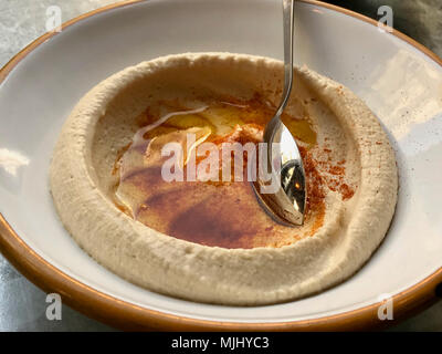 L'hummus classique / Sauce au beurre frit avec de l'Humus et la cuillère. La nourriture traditionnelle. Banque D'Images