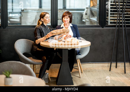 Senior chef avec de jeunes Baker dans la boulangerie Banque D'Images